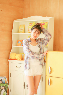 闺蜜伸进衣服揉我